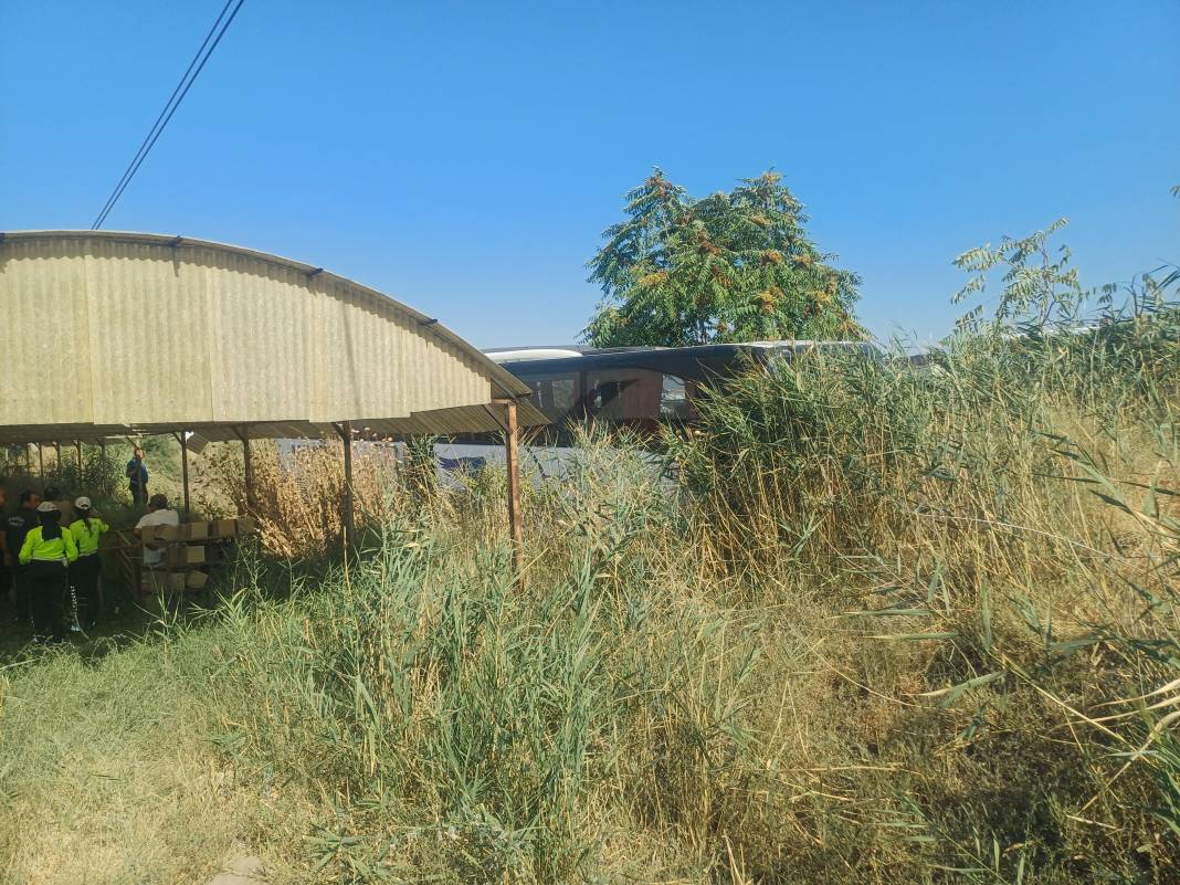 Yolcu otobüsü kontrolden çıktı! 35 yolcu kabusu yaşadı 7